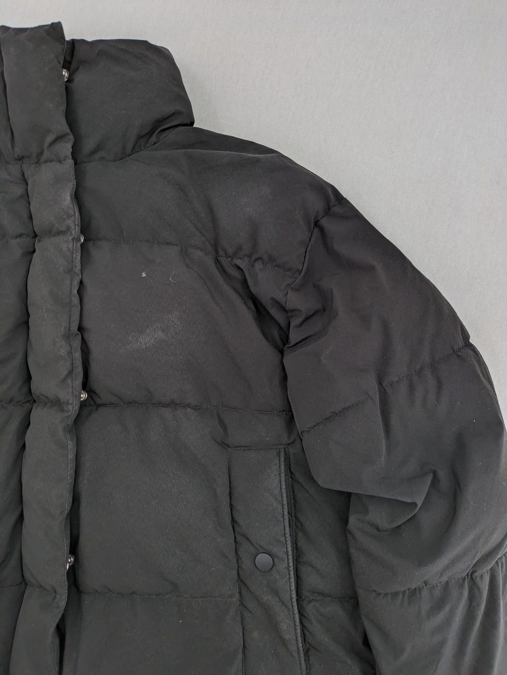 Pull&Bear black puffer coat with high collar, fleece lining, and quilted design.