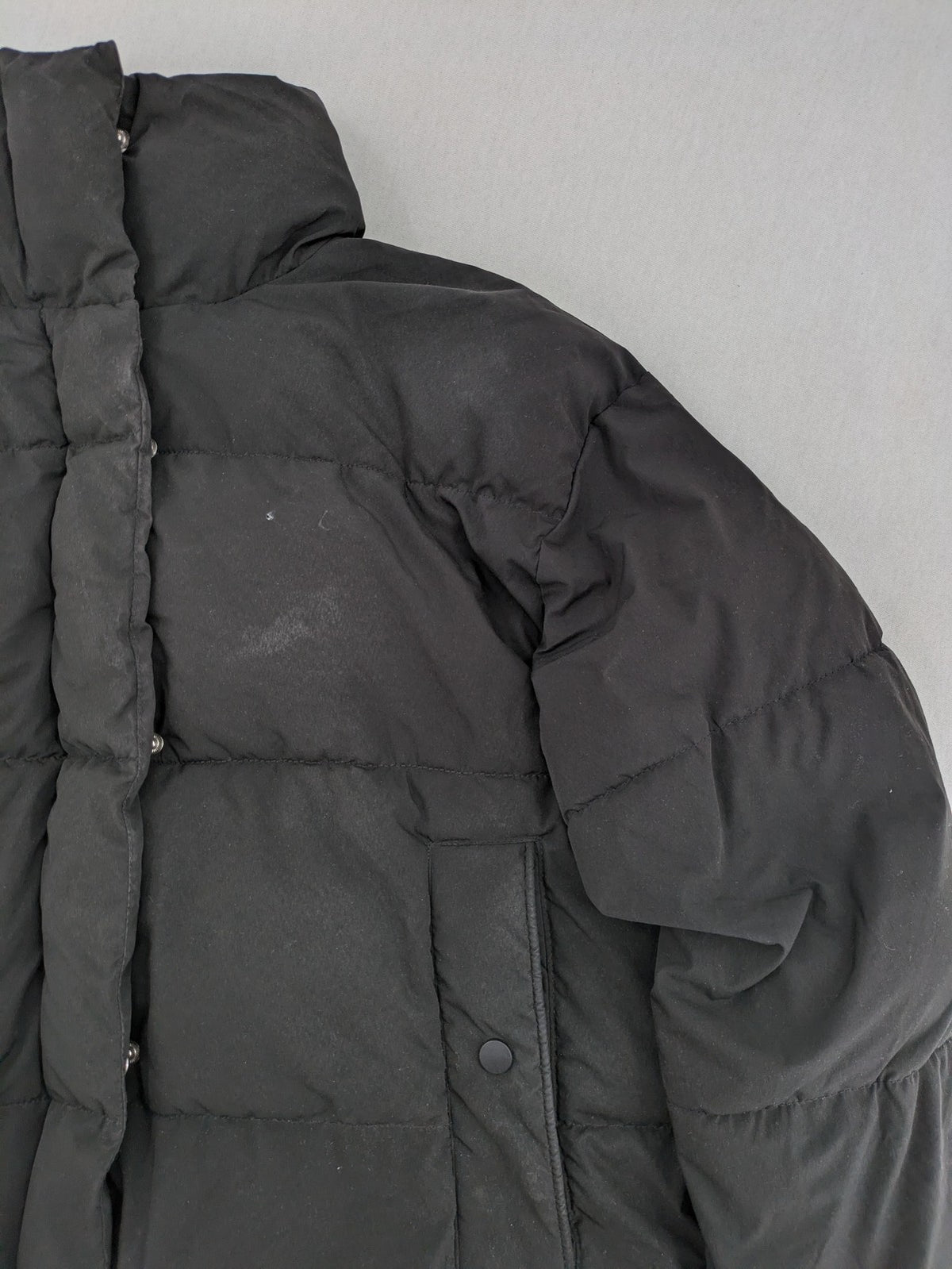 Pull&Bear black puffer coat with high collar, fleece lining, and quilted design.
