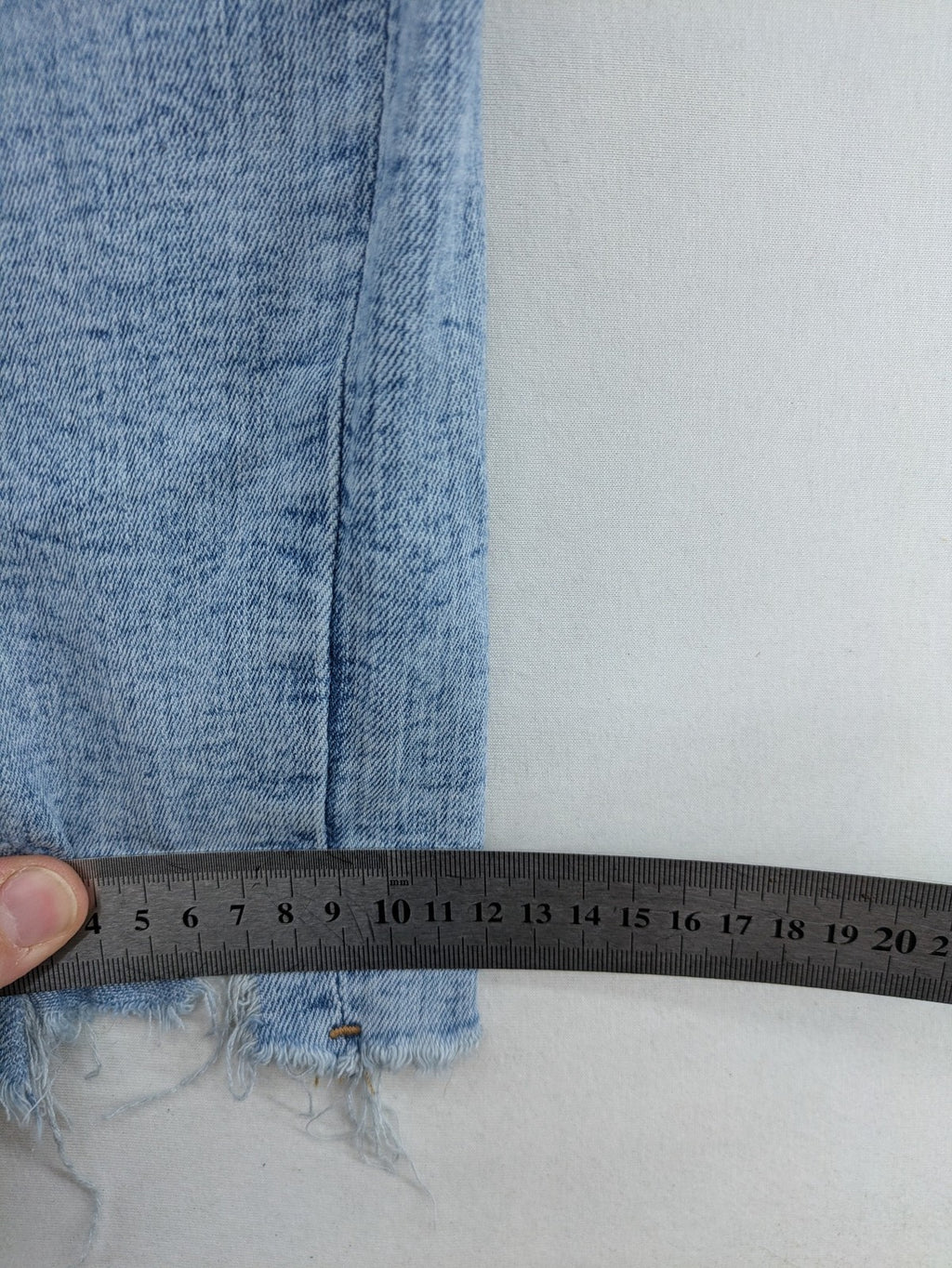 Clockhouse blue skinny jeans with distressed details and frayed hem, mid-rise fit.