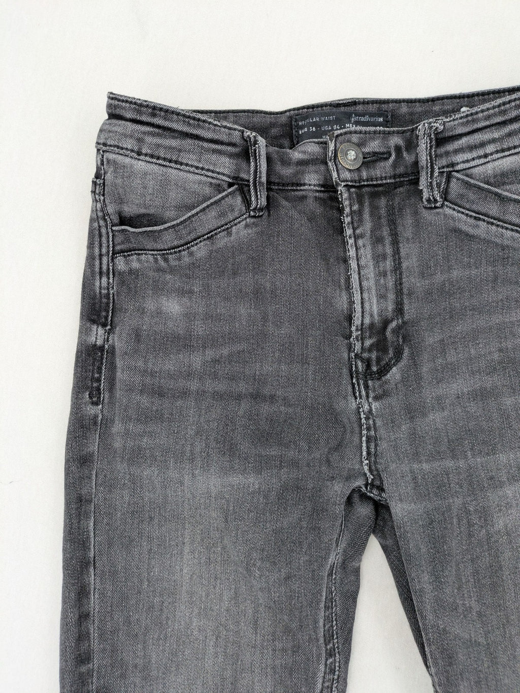 Stradivarius grey skinny jeans with distressed finish and ankle zippers, five-pocket style.