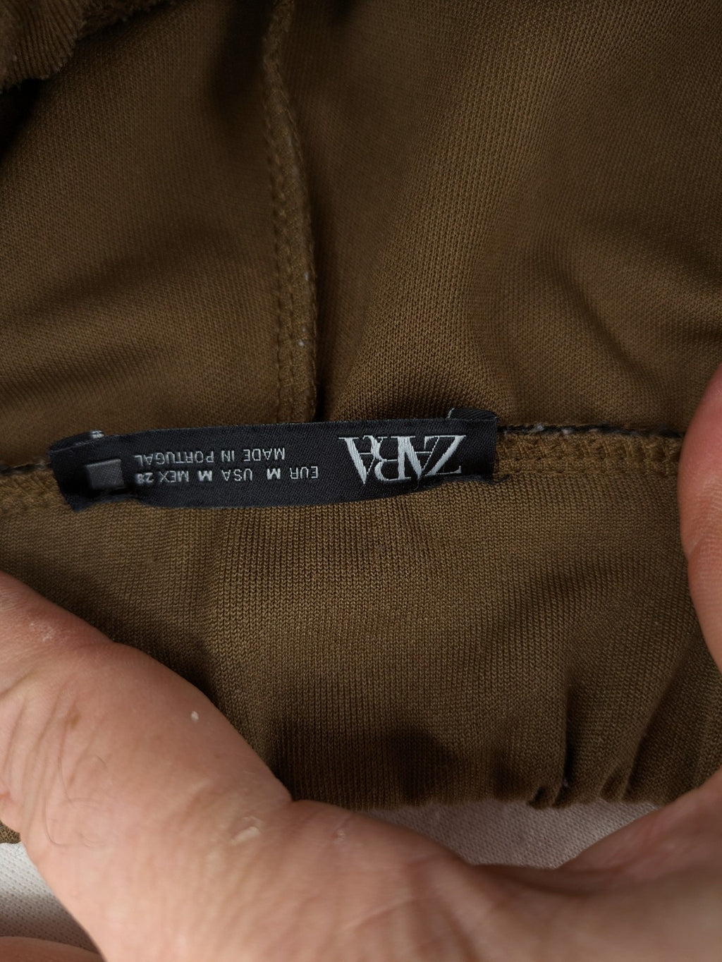 Zara khaki pants pull-on design with elastic waistband and side pockets.