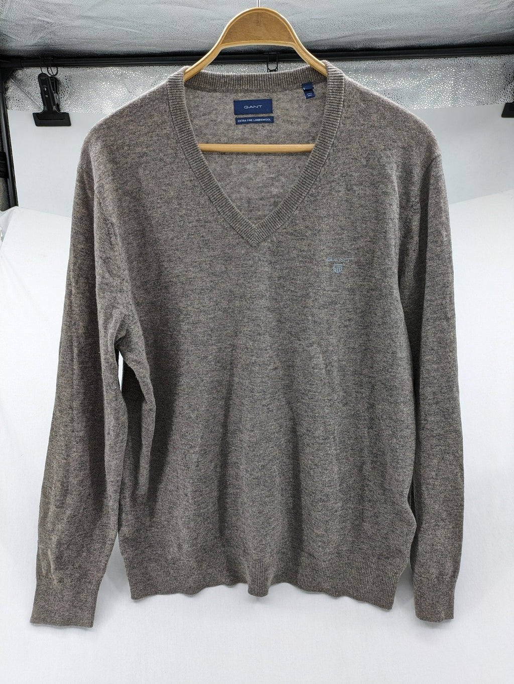 GANT grey V-neck sweater extra fine lambswool with subtle embroidered logo.