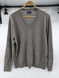 GANT grey V-neck sweater extra fine lambswool with subtle embroidered logo.
