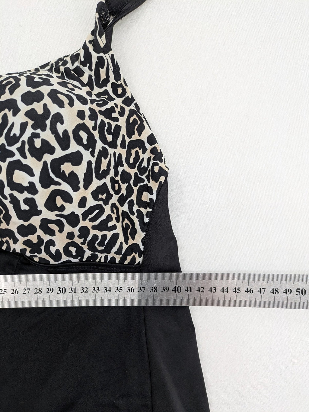 Damen Tankini beige leopard print top with black flared skirt and adjustable straps.