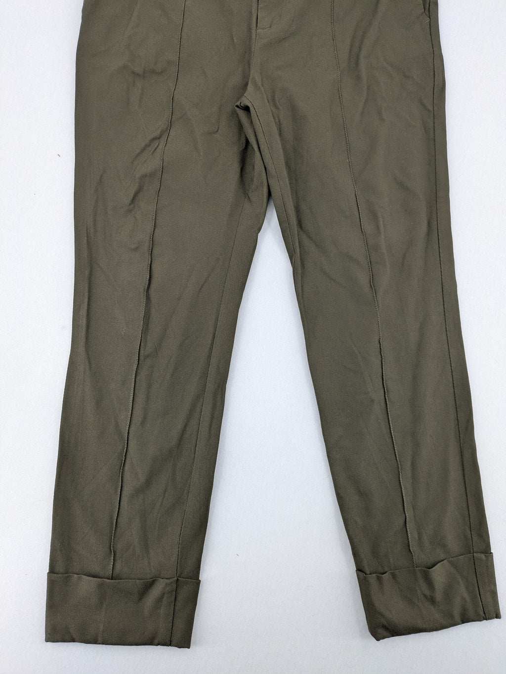 CLOSED khaki pants with vertical seam details and stretch waistband, made from cotton blend.