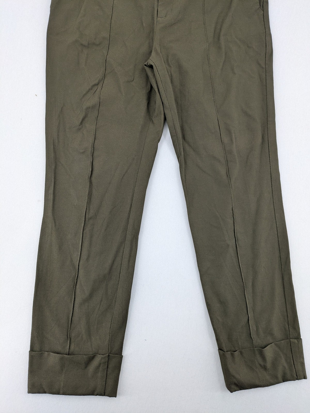 CLOSED khaki pants with vertical seam details and stretch waistband, made from cotton blend.