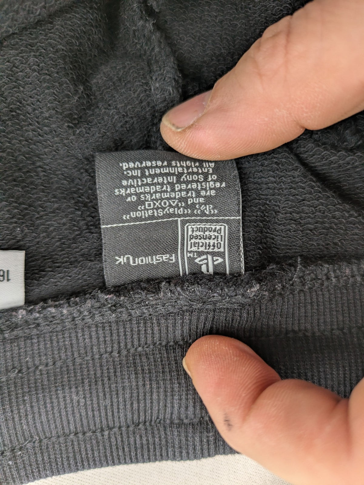 Baumwolle black pants with PlayStation logo tape, elastic waistband, cotton material.