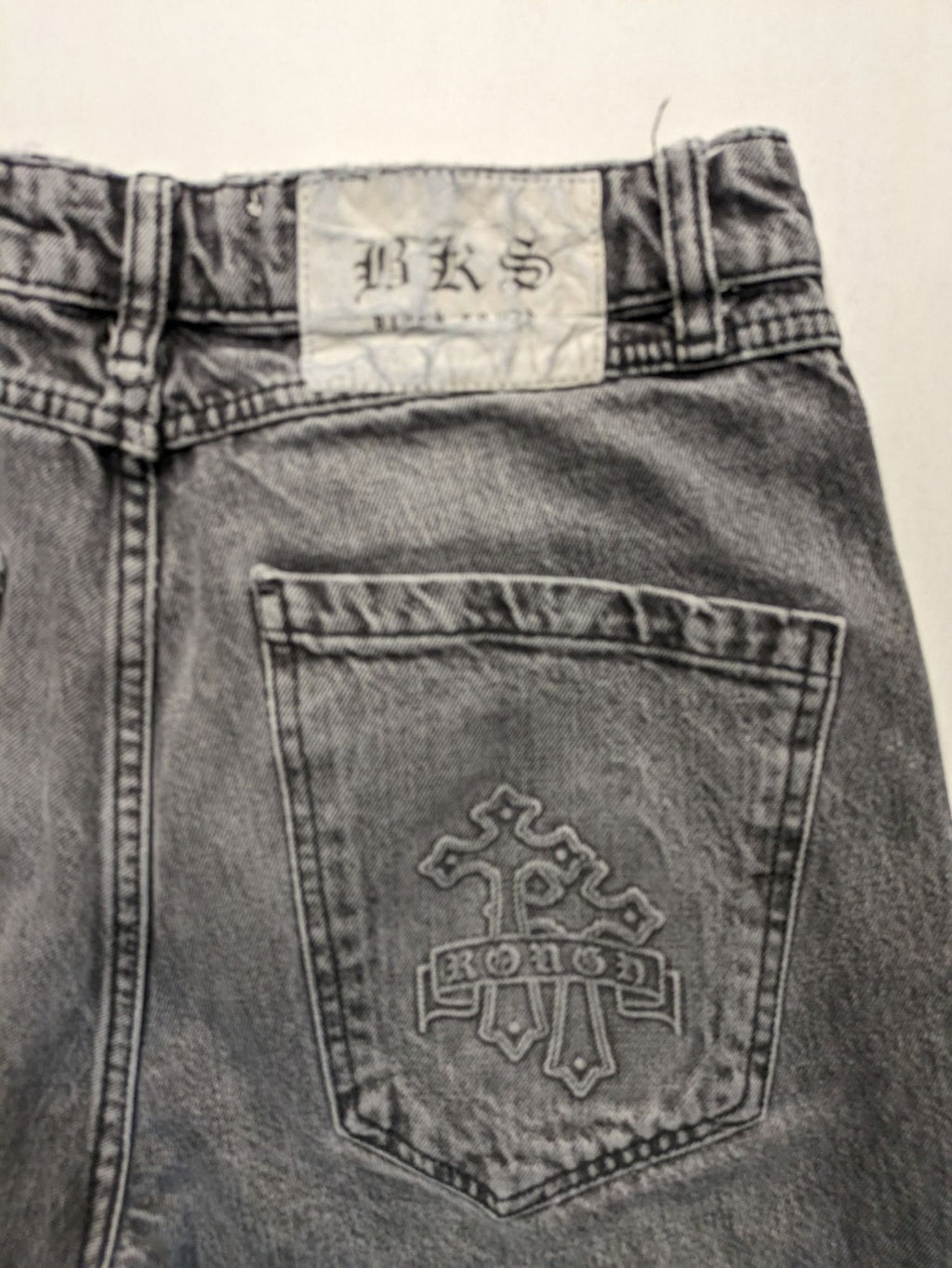 Retro black straight jeans washed denim vintage look with baggy fit and distressed details.