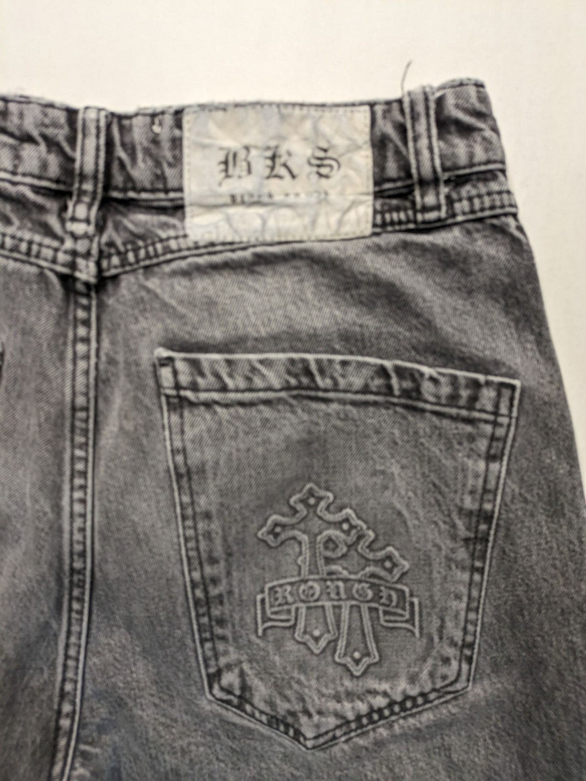 Retro black straight jeans washed denim vintage look with baggy fit and distressed details.