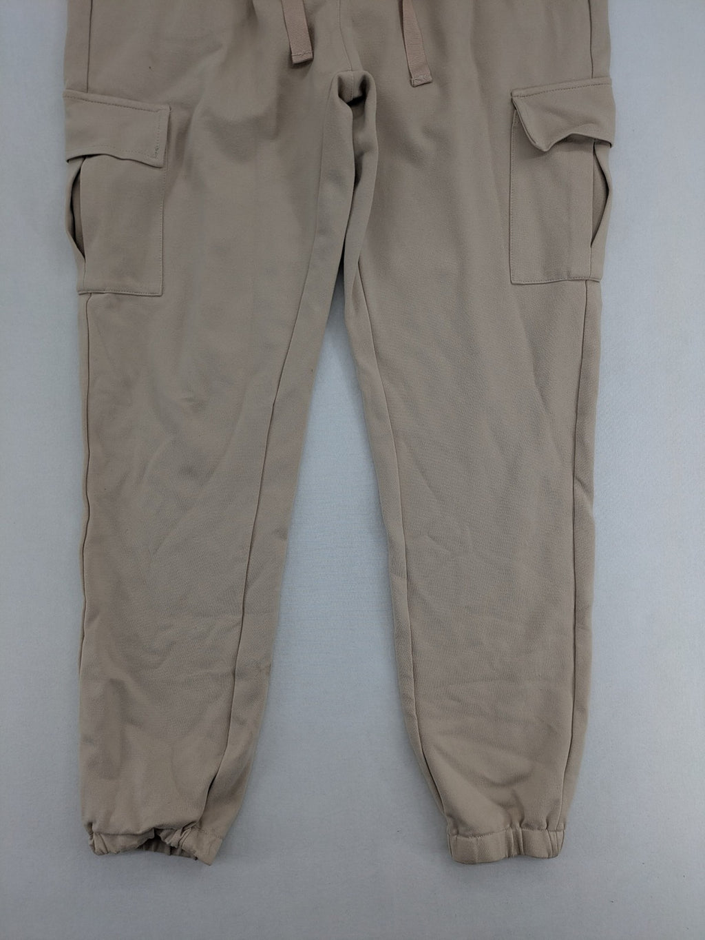 Señoritas Icon Deluxe beige jogger pants with elastic waistband and cargo pockets.