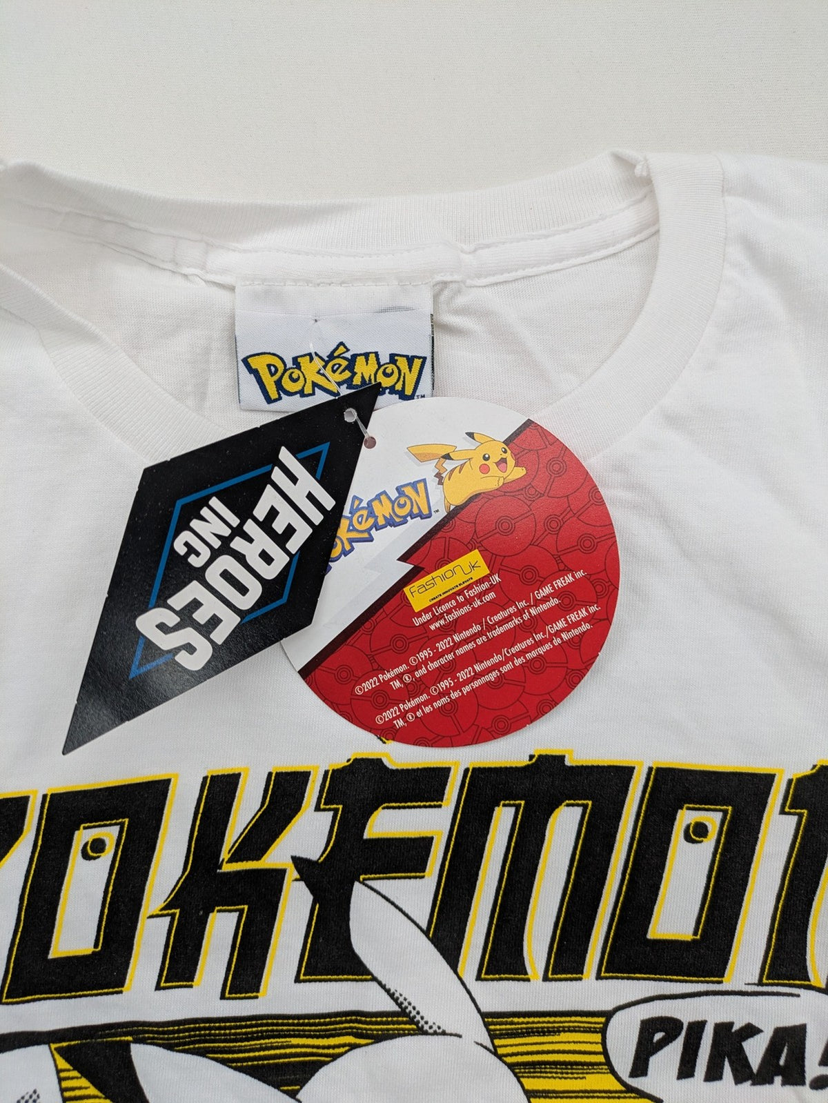 Pokémon multi graphic t-shirt featuring Pikachu, Glurak, Turtok, and Bisaflor in comic design.
