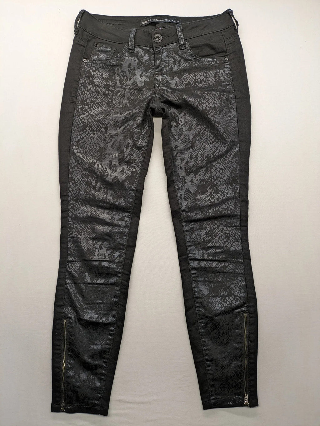 Tom Tailor black and grey skinny jeans with snake print and ankle zippers.
