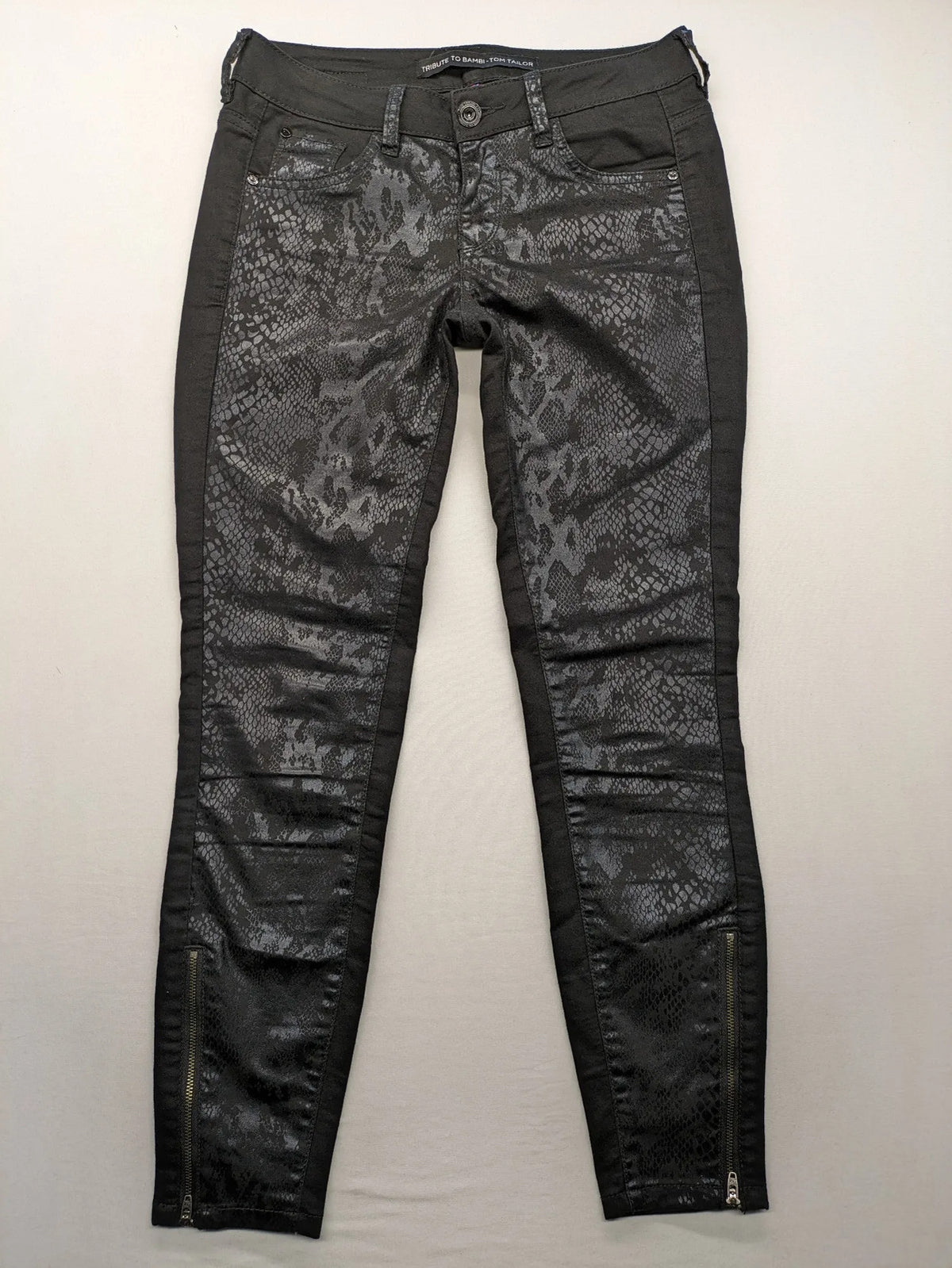 Tom Tailor black and grey skinny jeans with snake print and ankle zippers.