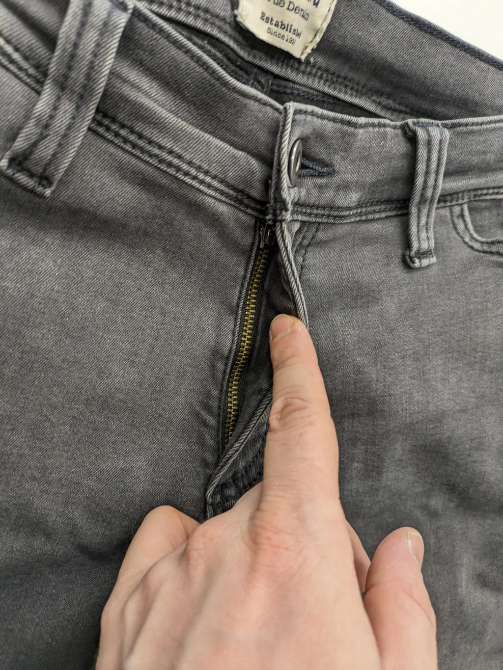 Mustang straight jeans grey washed look with classic 5-pocket design and zipper.