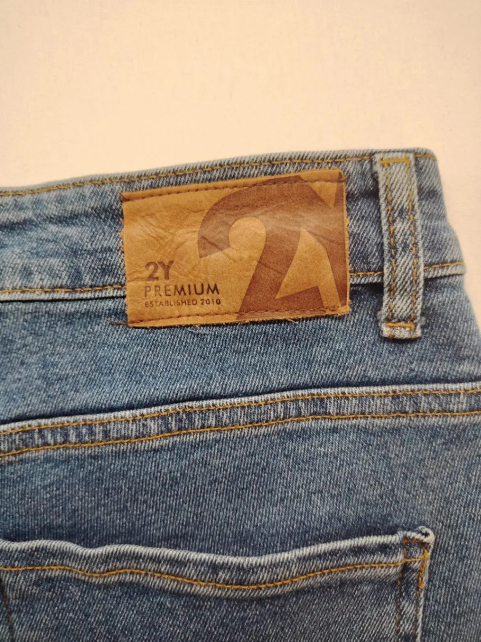 Damen blue skinny jeans with ripped details, five-pocket style, and classic button closure.
