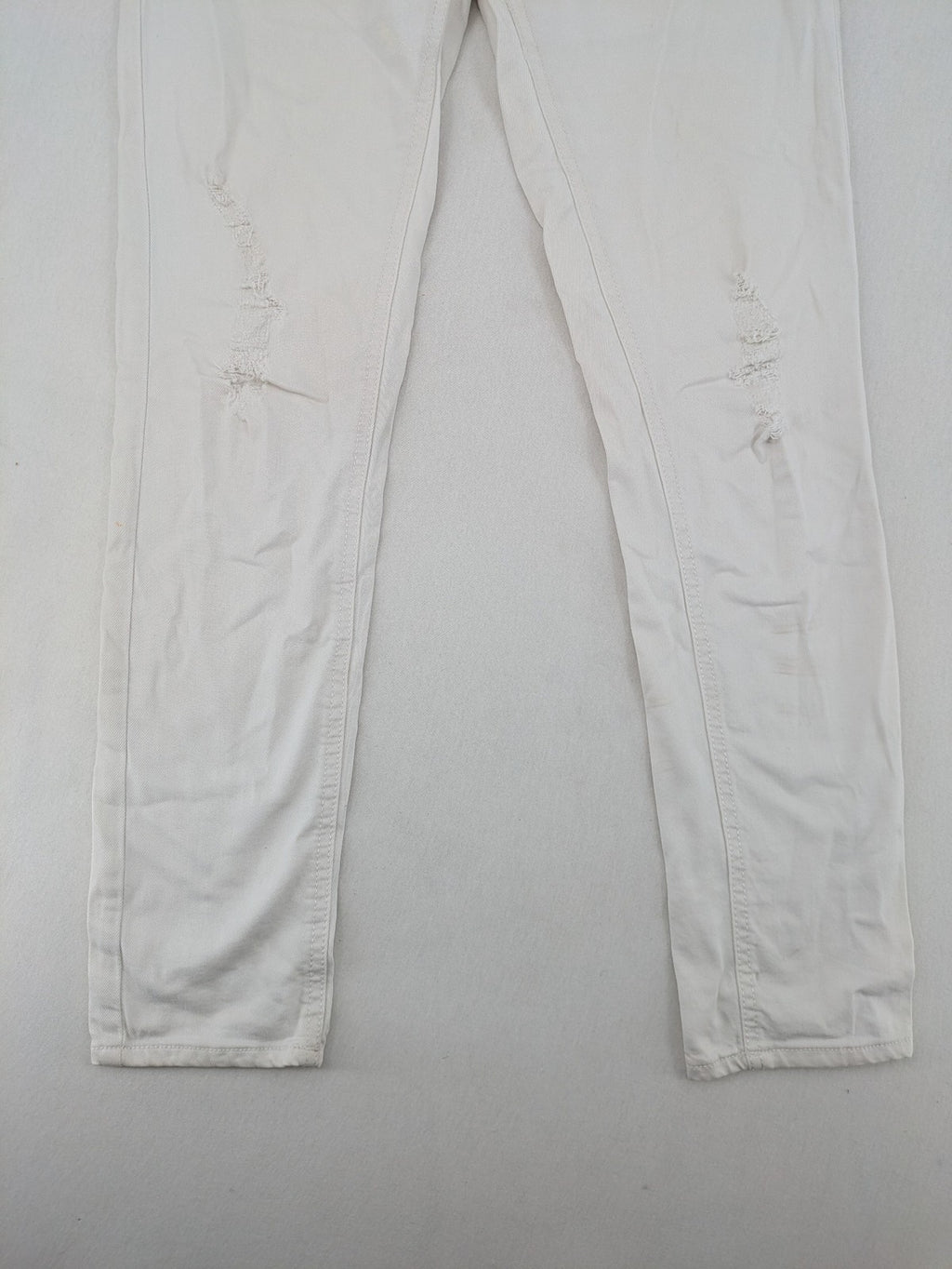 Denim 1982 white skinny jeans with distressed details and classic 5-pocket design.