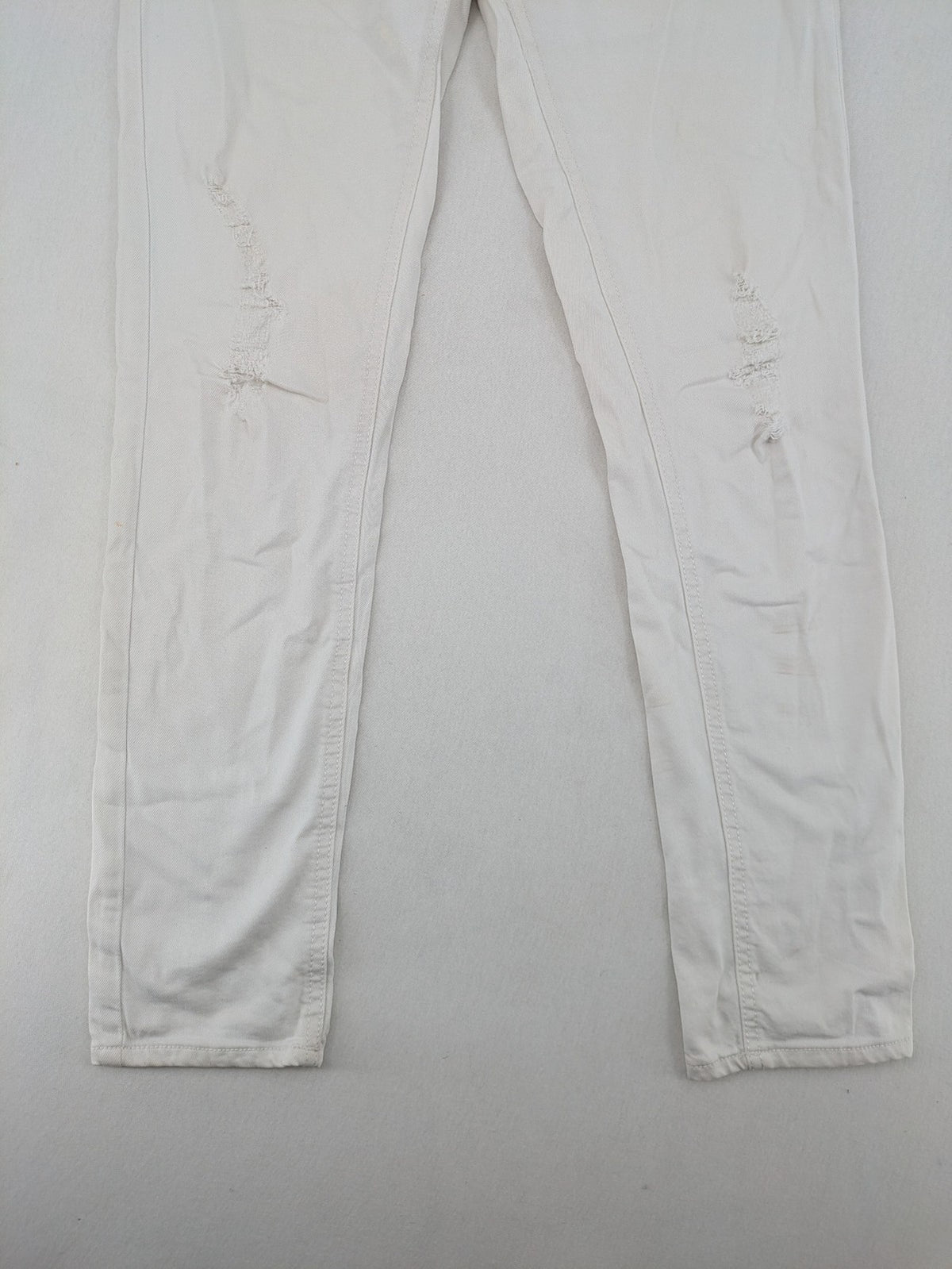 Denim 1982 white skinny jeans with distressed details and classic 5-pocket design.