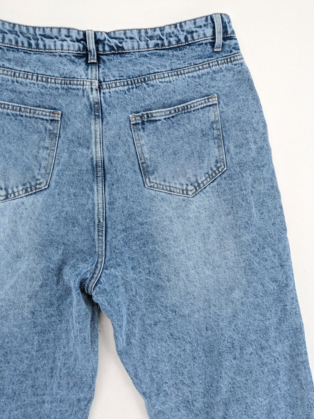 Janina blue mom jeans high-waist tapered leg with classic 5-pocket design.