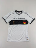 Deutschland FIFA WM 2018 Trikot weiß mit gesticktem Wappen und Nummer 10.