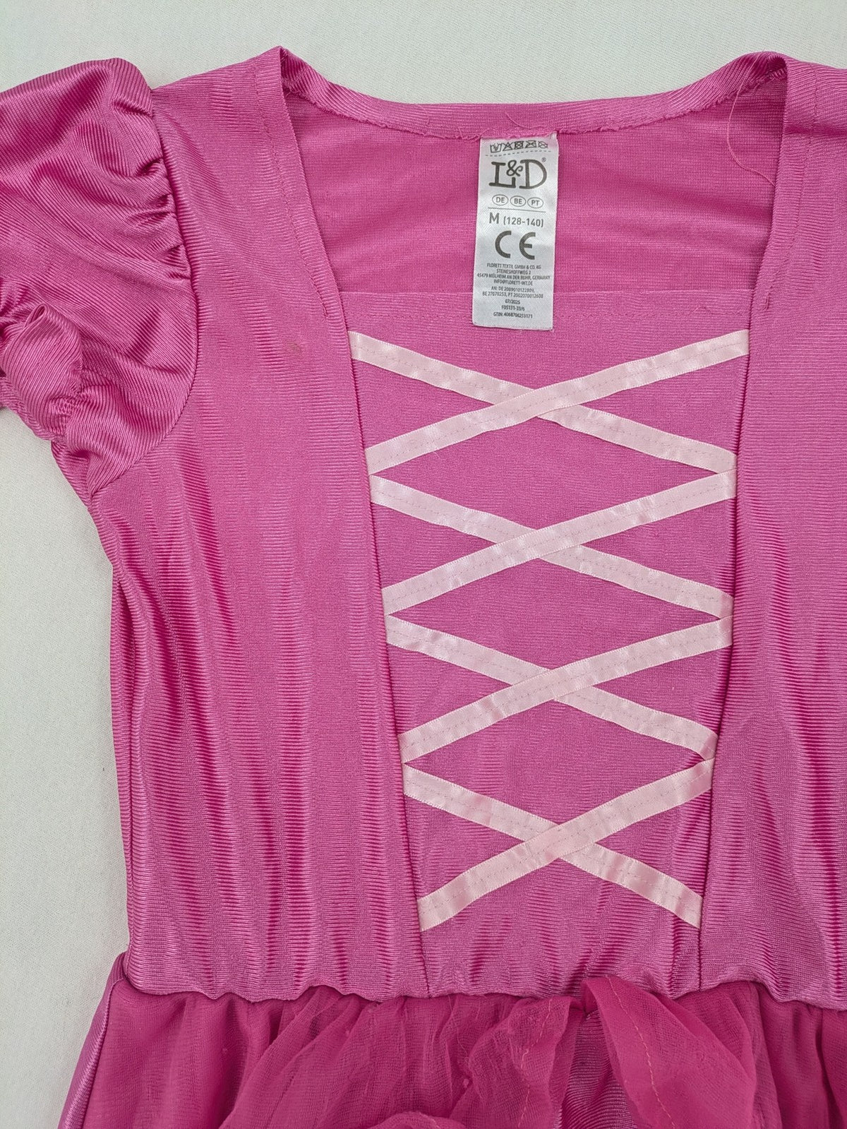 perfekt pink princess dress with puff sleeves and decorative lacing, lightweight fabric