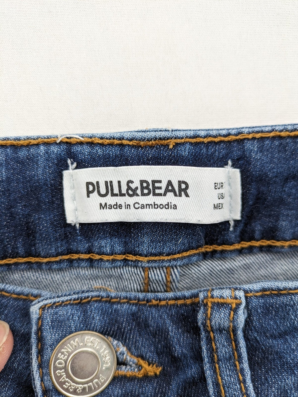 Pull&Bear blue flare jeans high waist with classic button closure and stylish silhouette.