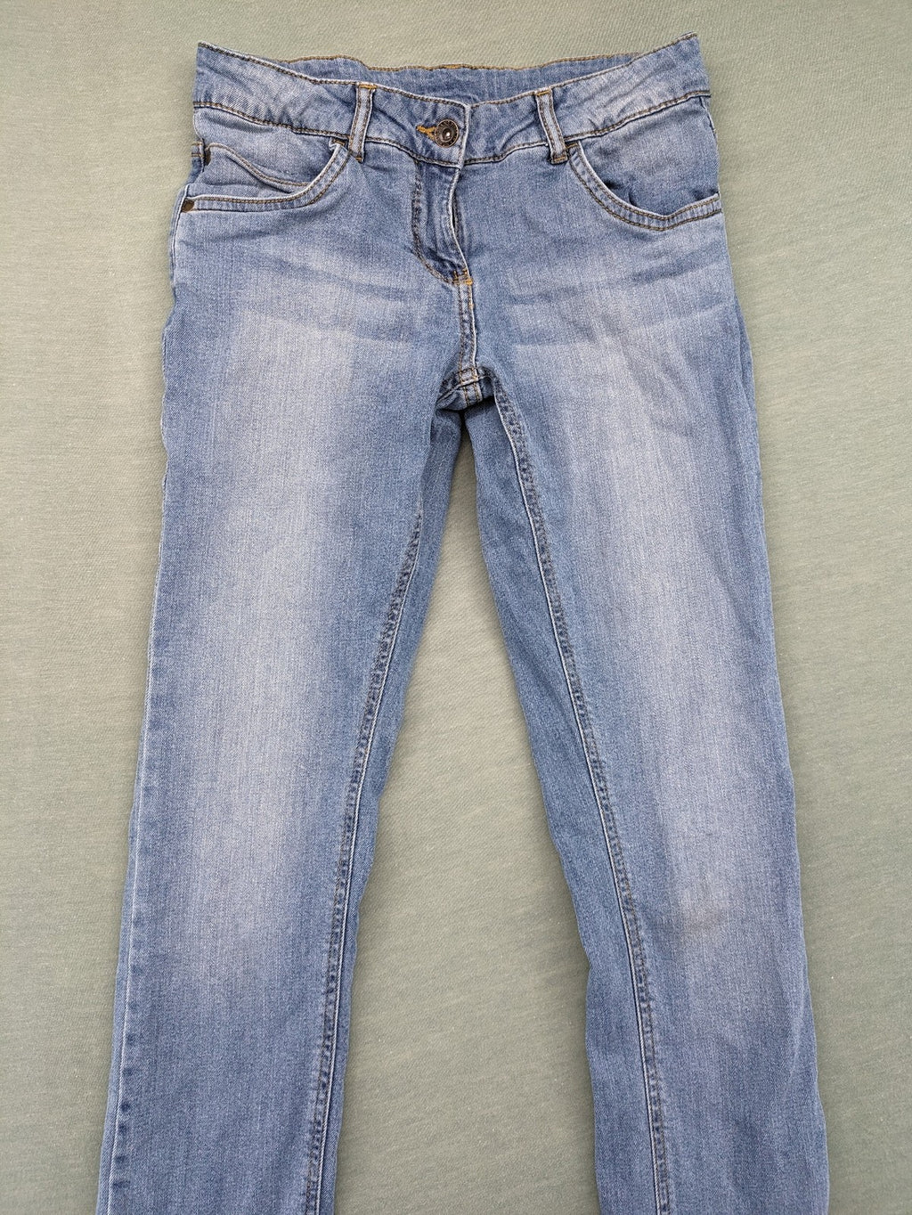 Alive blue straight jeans with classic cut, durable cotton-elastane blend, and button closure.