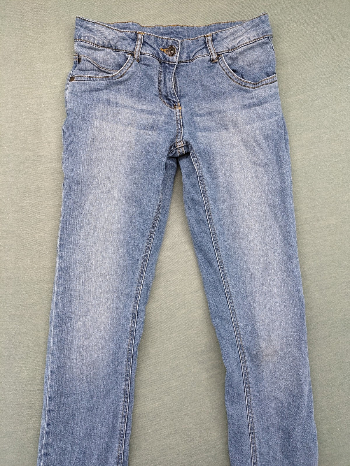 Alive blue straight jeans with classic cut, durable cotton-elastane blend, and button closure.
