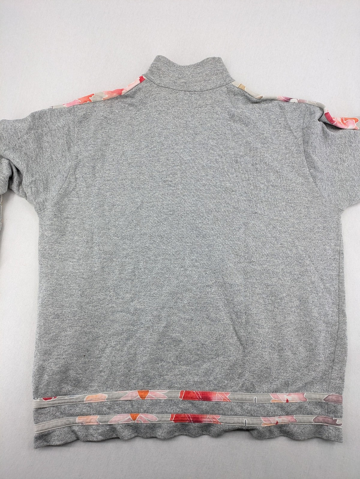 Stautz vintage jacket grey floral pattern with embroidered details and zip closure.