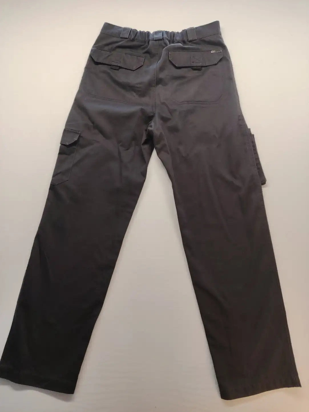 Herren grey cargo pants with multiple pockets, elastic waistband, durable polyester-cotton blend.