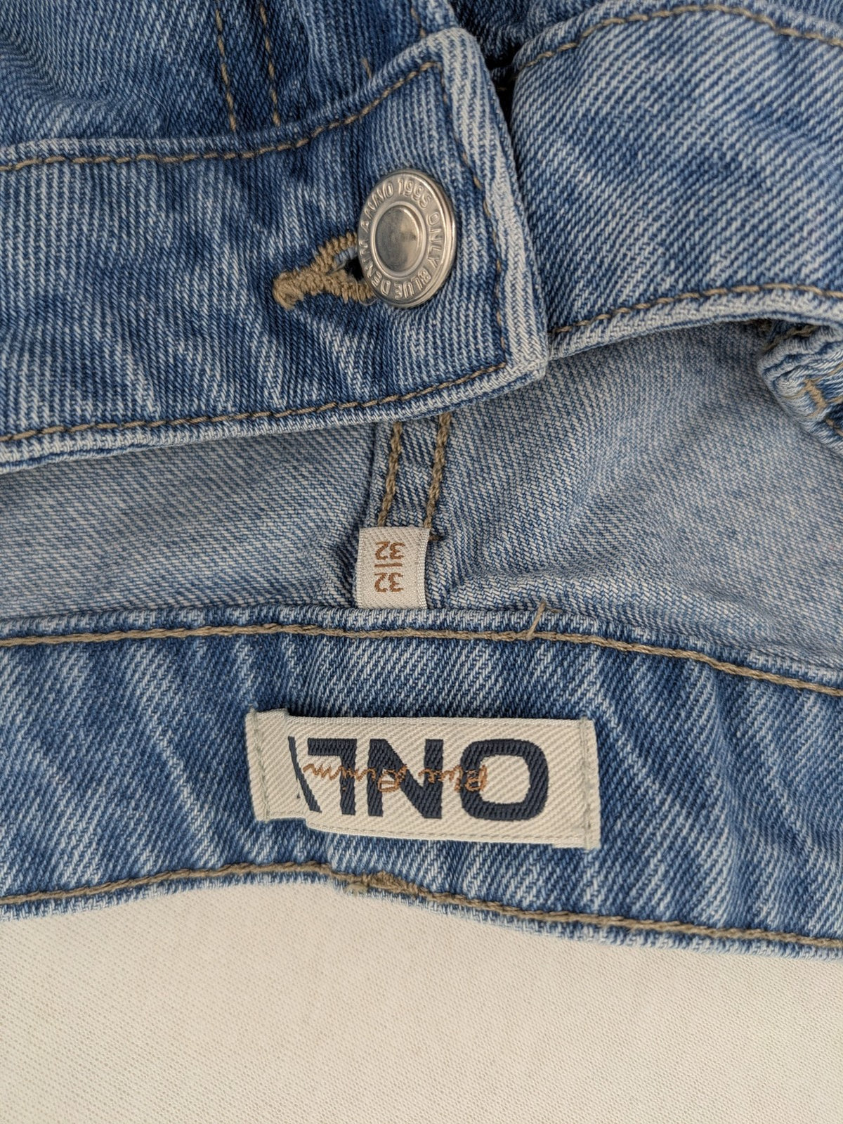 ONLY blue straight jeans with multiple pockets and zipper/button closure, made of 100% cotton.