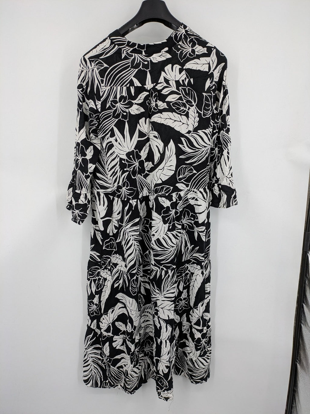 Amisu black and white floral midi dress, lightweight viscose, V-neck, 3/4 sleeves.