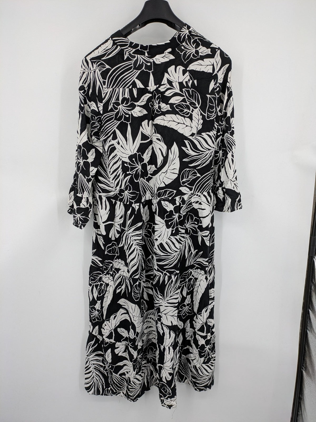 Amisu black and white floral midi dress, lightweight viscose, V-neck, 3/4 sleeves.