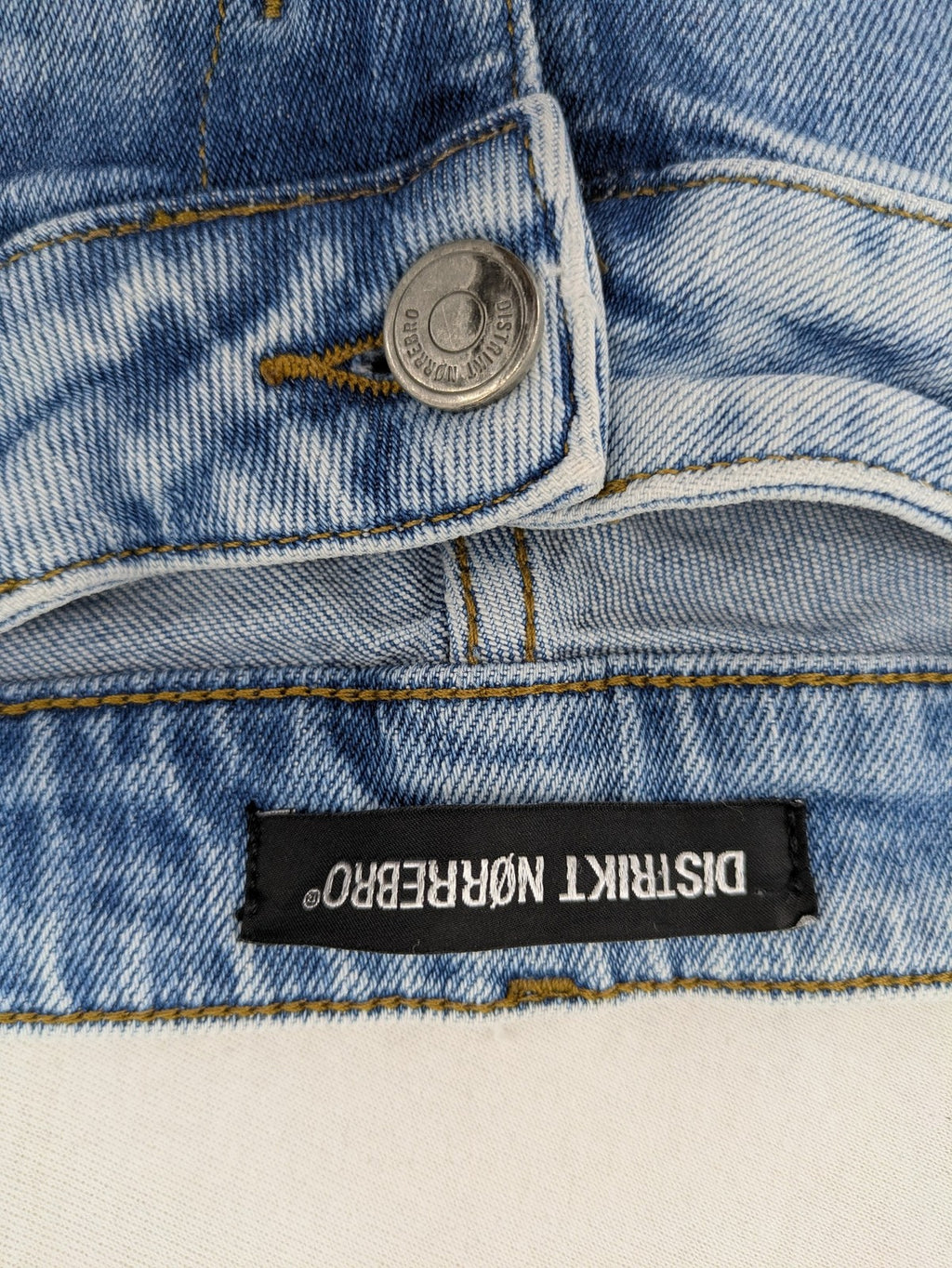 Oskar blue slim fit jeans with classic 5-pocket design and light wash.