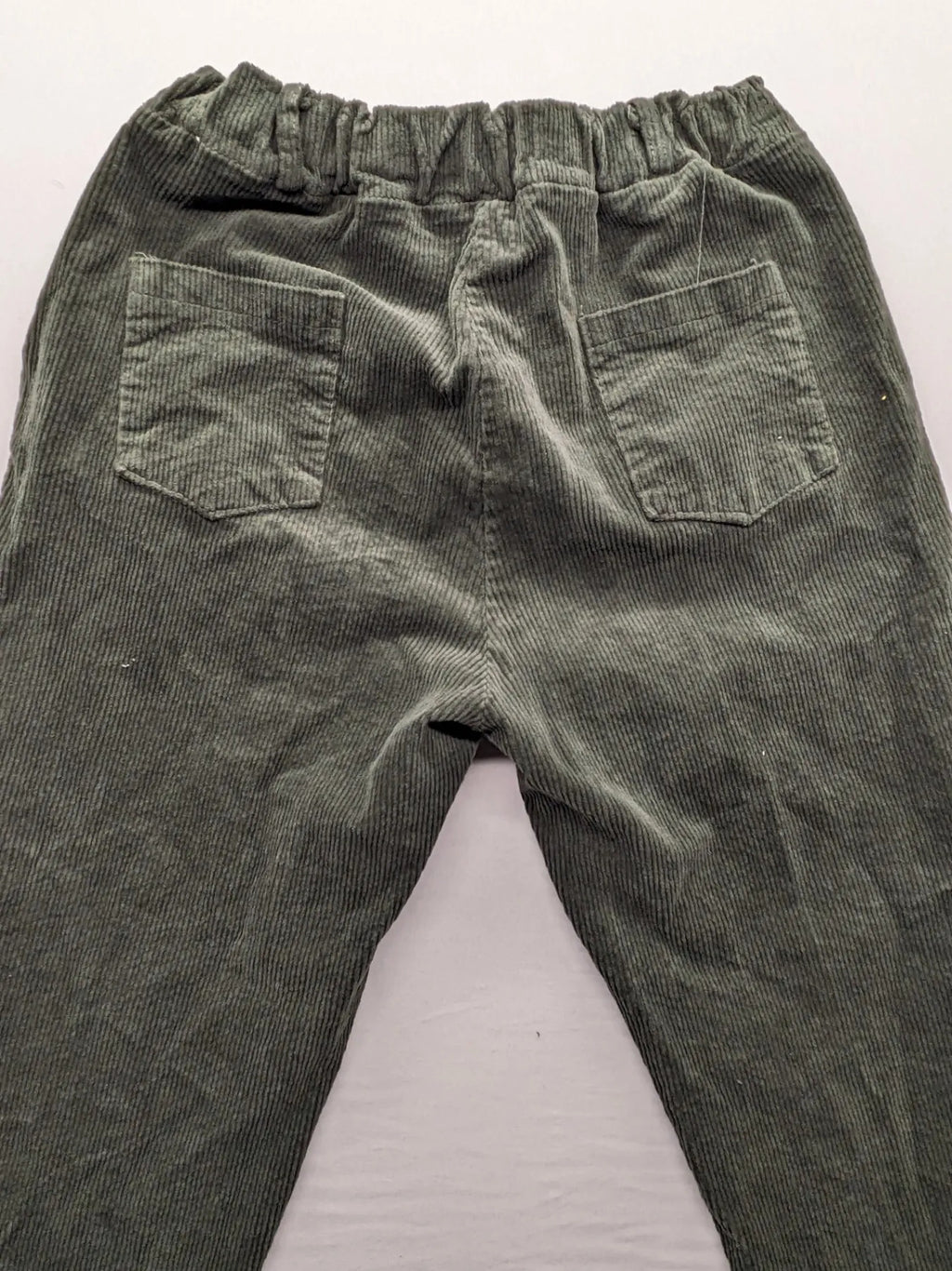 Baumwolle green cord pants with pull-on design and comfortable elastic waistband.