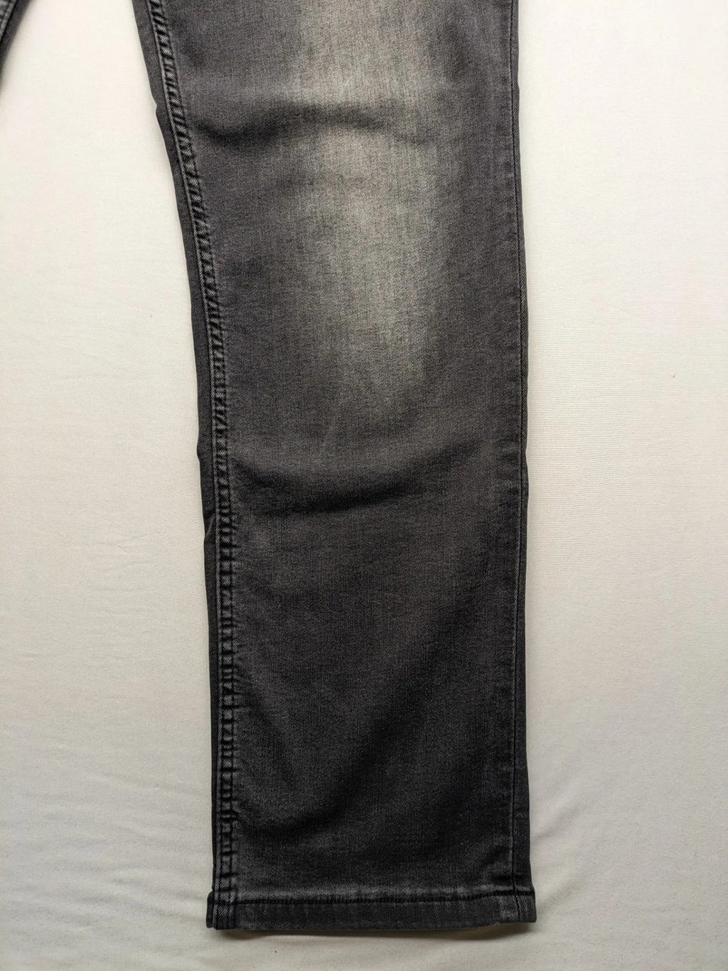 Mustang straight jeans grey washed look with classic 5-pocket design and zipper.