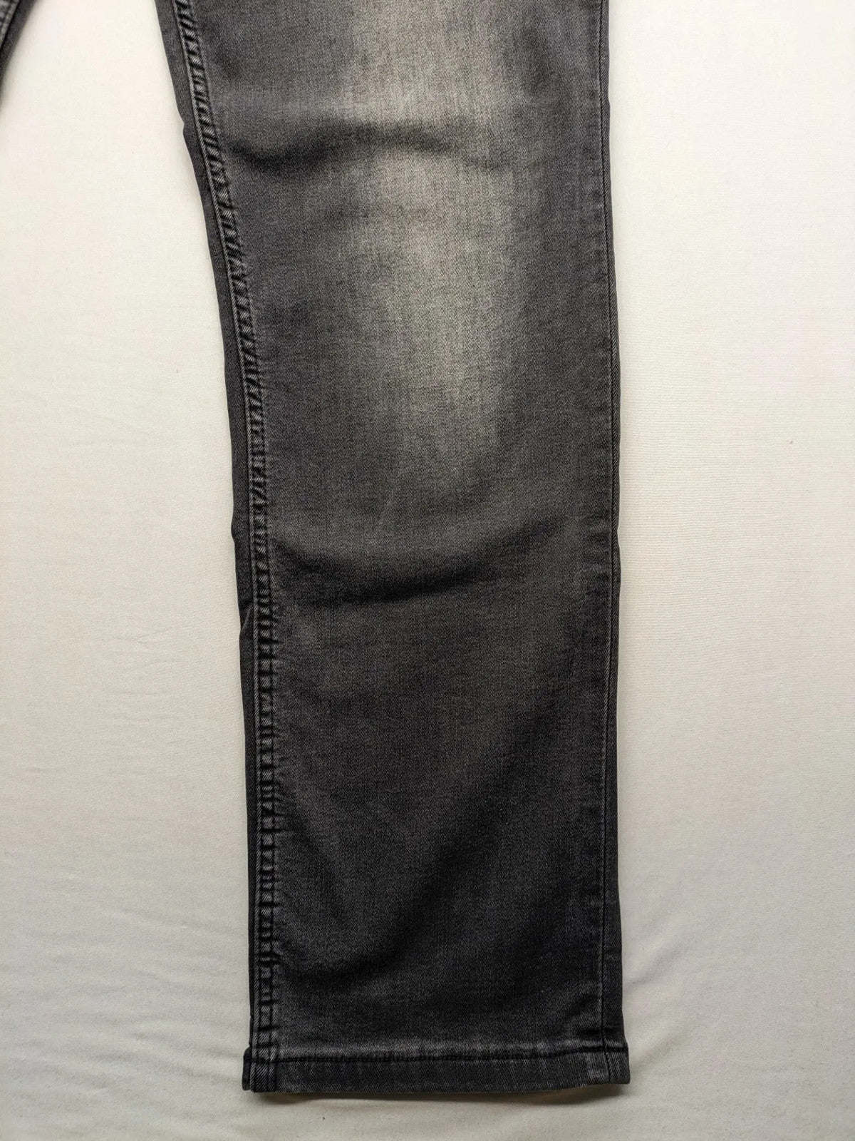 Mustang straight jeans grey washed look with classic 5-pocket design and zipper.