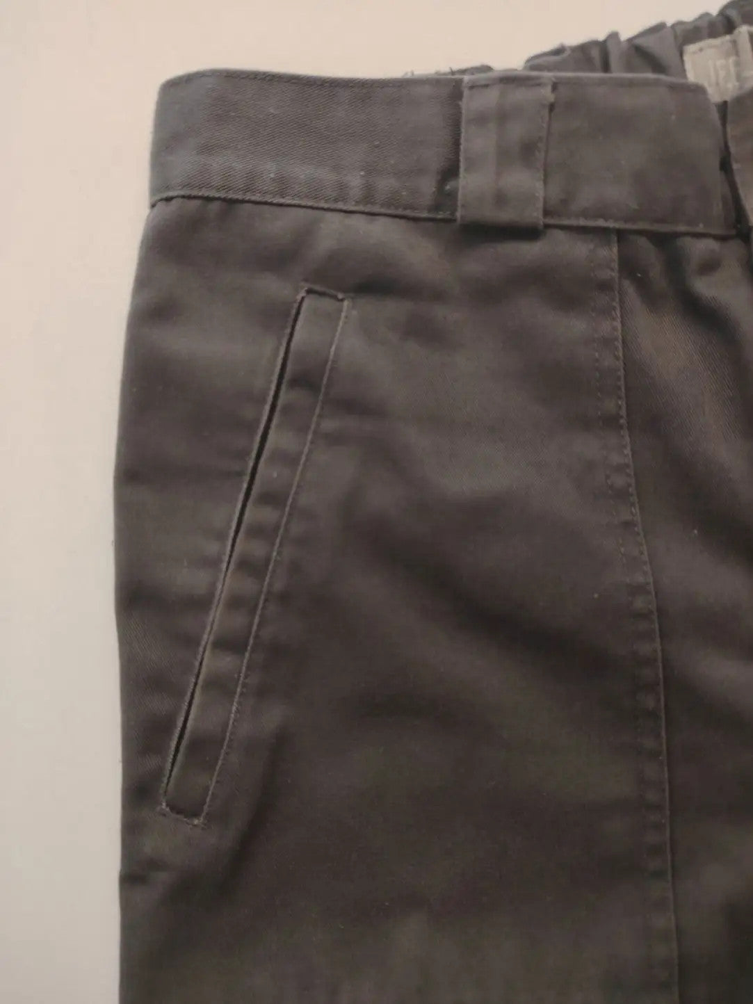 Herren grey cargo pants with multiple pockets, elastic waistband, durable polyester-cotton blend.