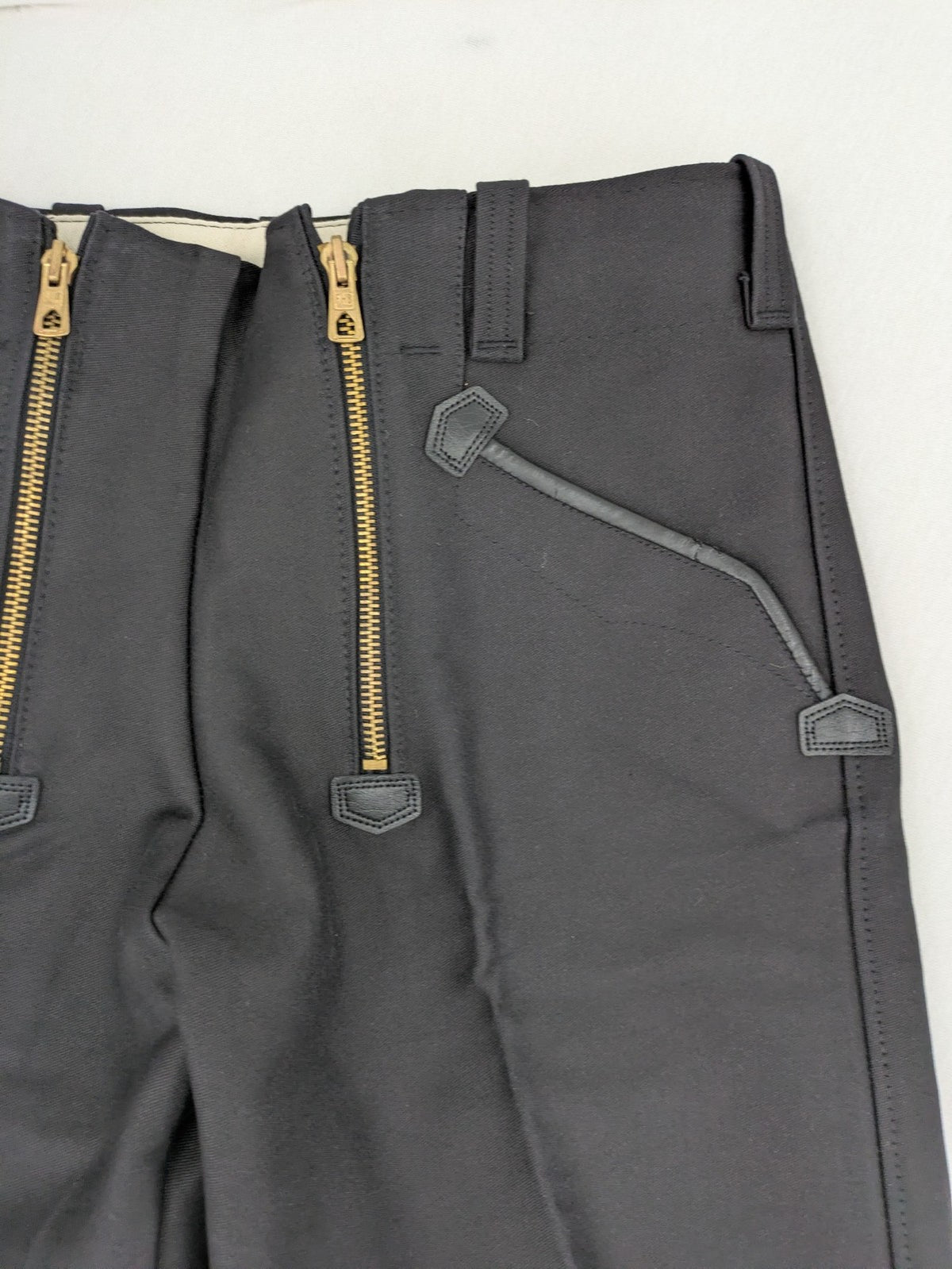FHB hunting pants grey with double zipper and leather reinforcements, made from 100% cotton.