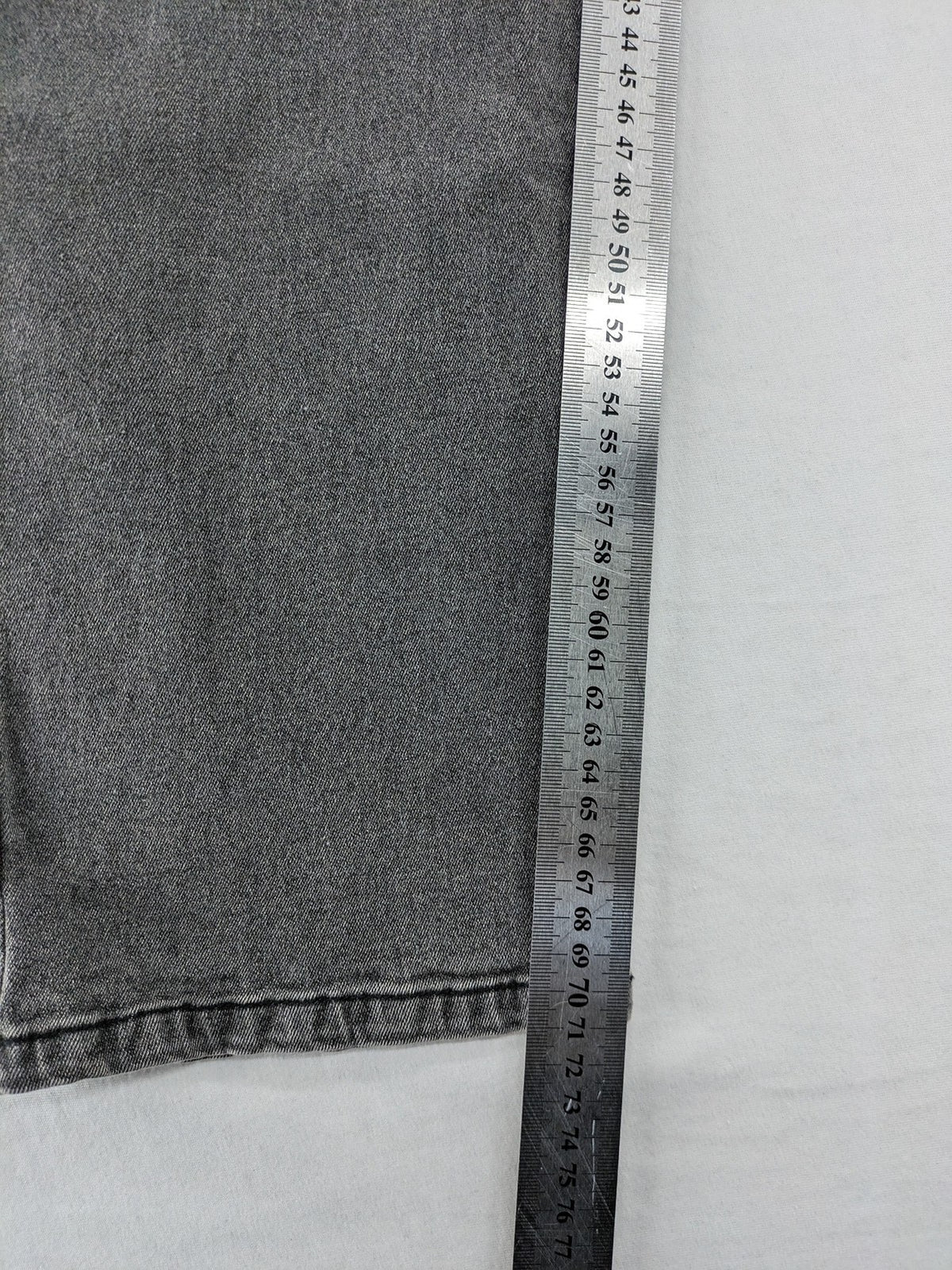Damen grey maternity pants with black elastic belly band and stretch fabric.