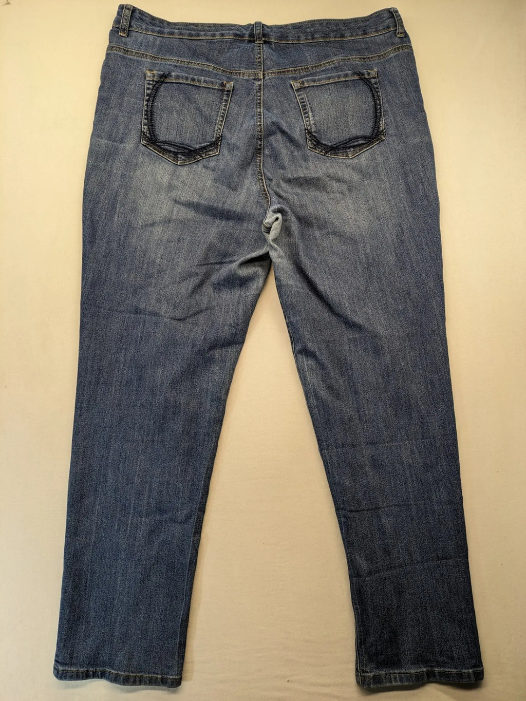 Gloria Vanderbilt blue straight jeans with slimming effect, made of stretch denim.