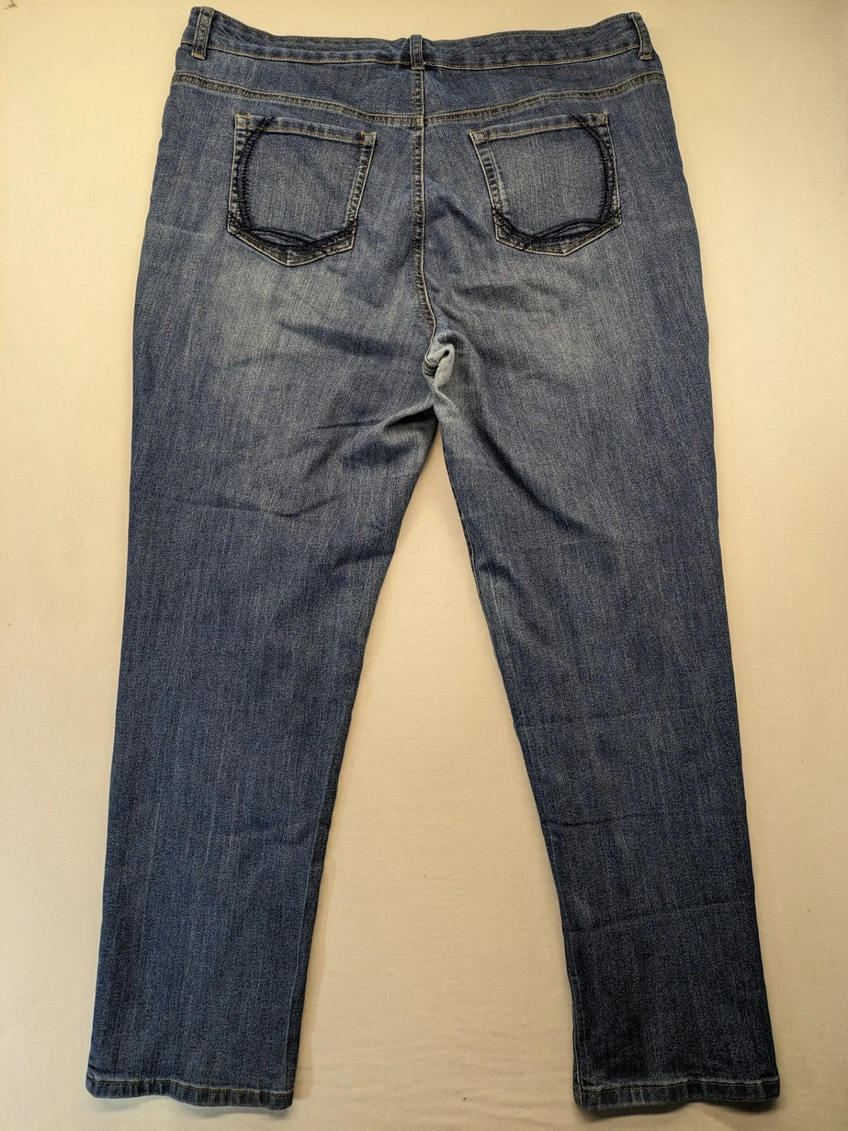 Gloria Vanderbilt blue straight jeans with slimming effect, made of stretch denim.