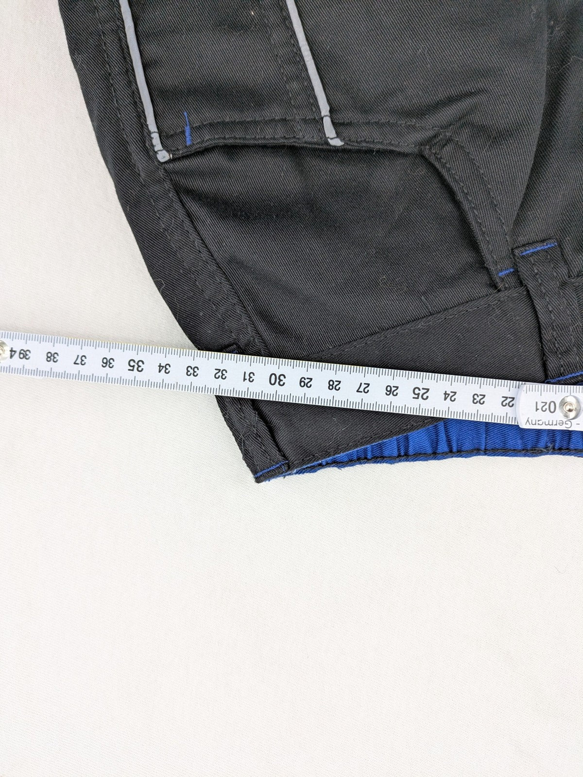 Powerfix Profi blue cargo pants with reflective stripes and side pockets, durable polyester-cotton blend.
