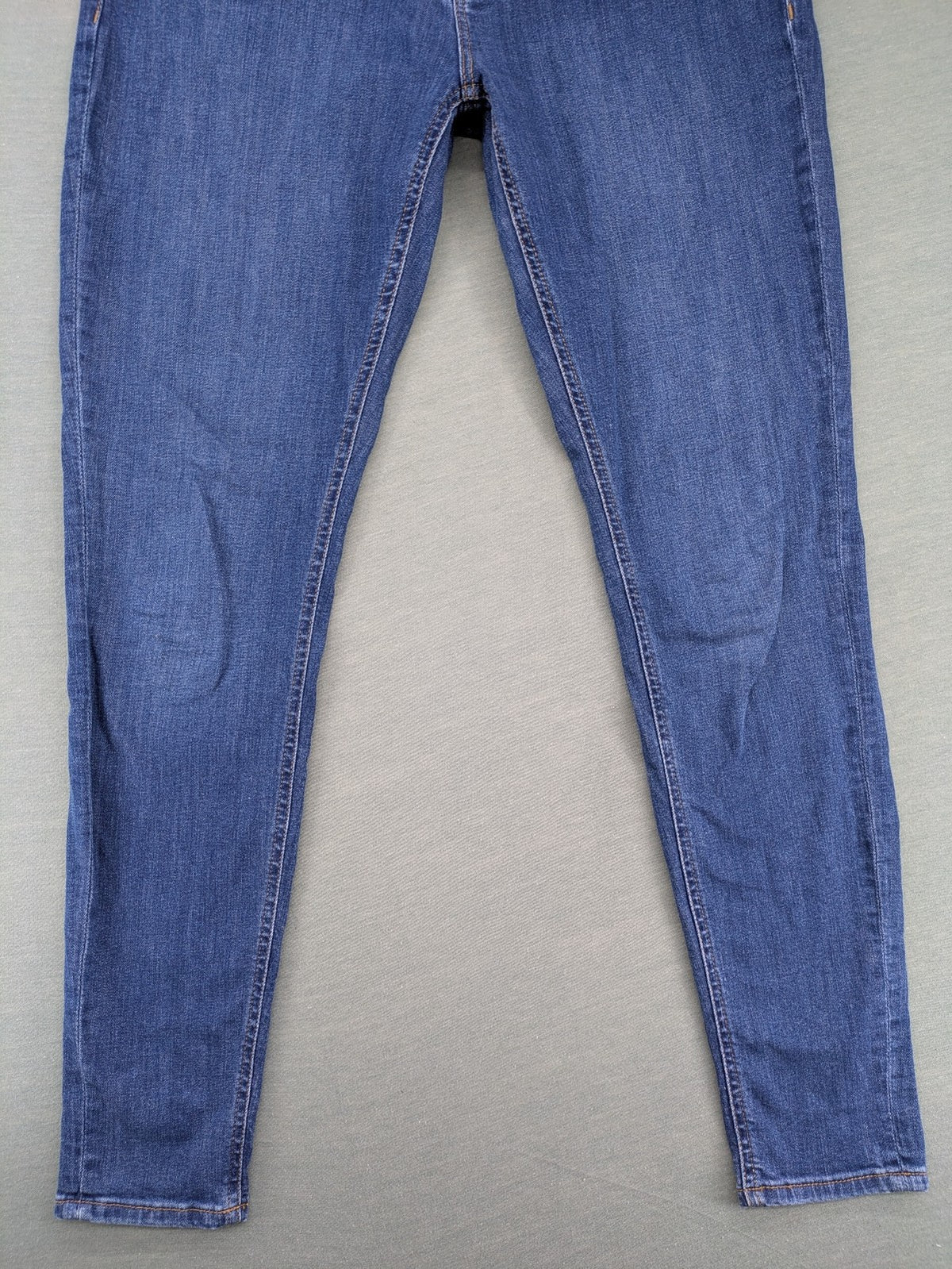 Q/S blue superslim fit jeans with classic 5-pocket style and zipper detail.