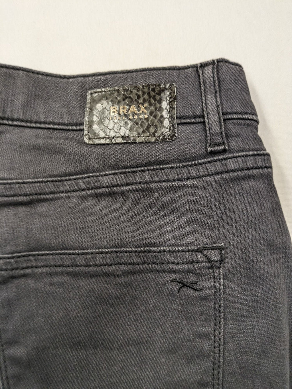 BRAX straight jeans grey with pearl detailing on outer seams, five-pocket style.