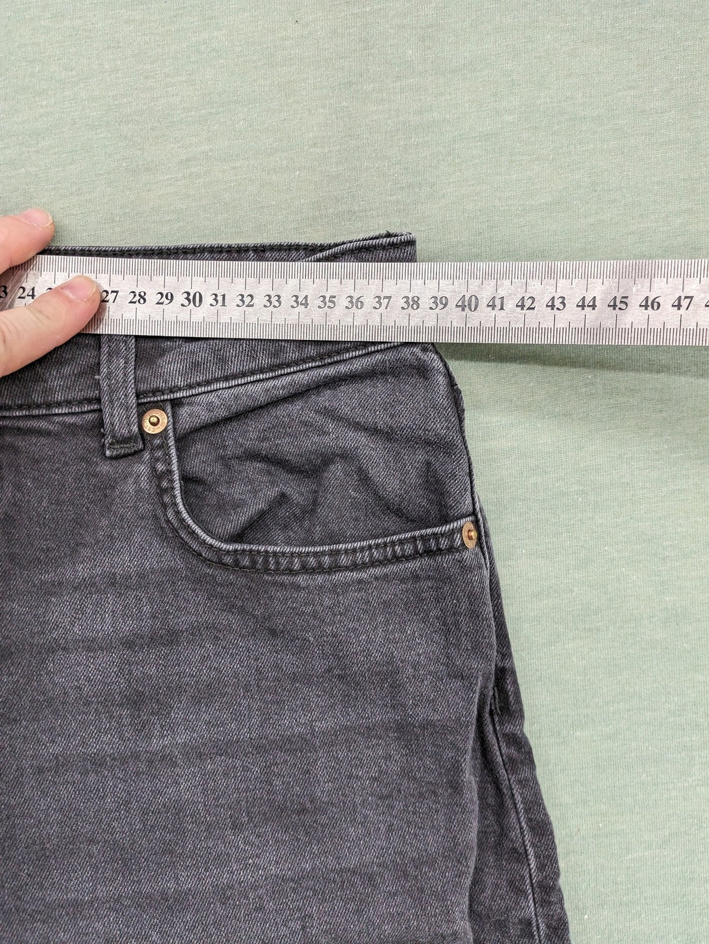 H&M black grey wide leg cropped jeans with frayed hem and high waist design.