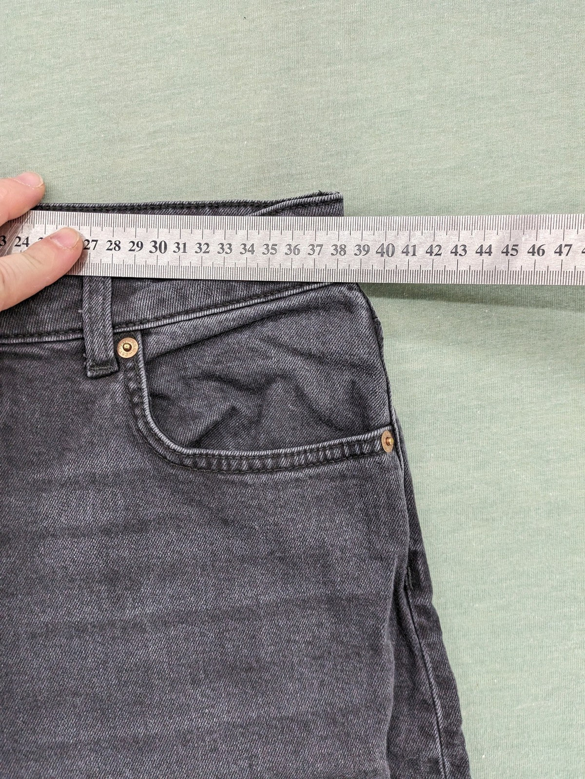 H&M black grey wide leg cropped jeans with frayed hem and high waist design.