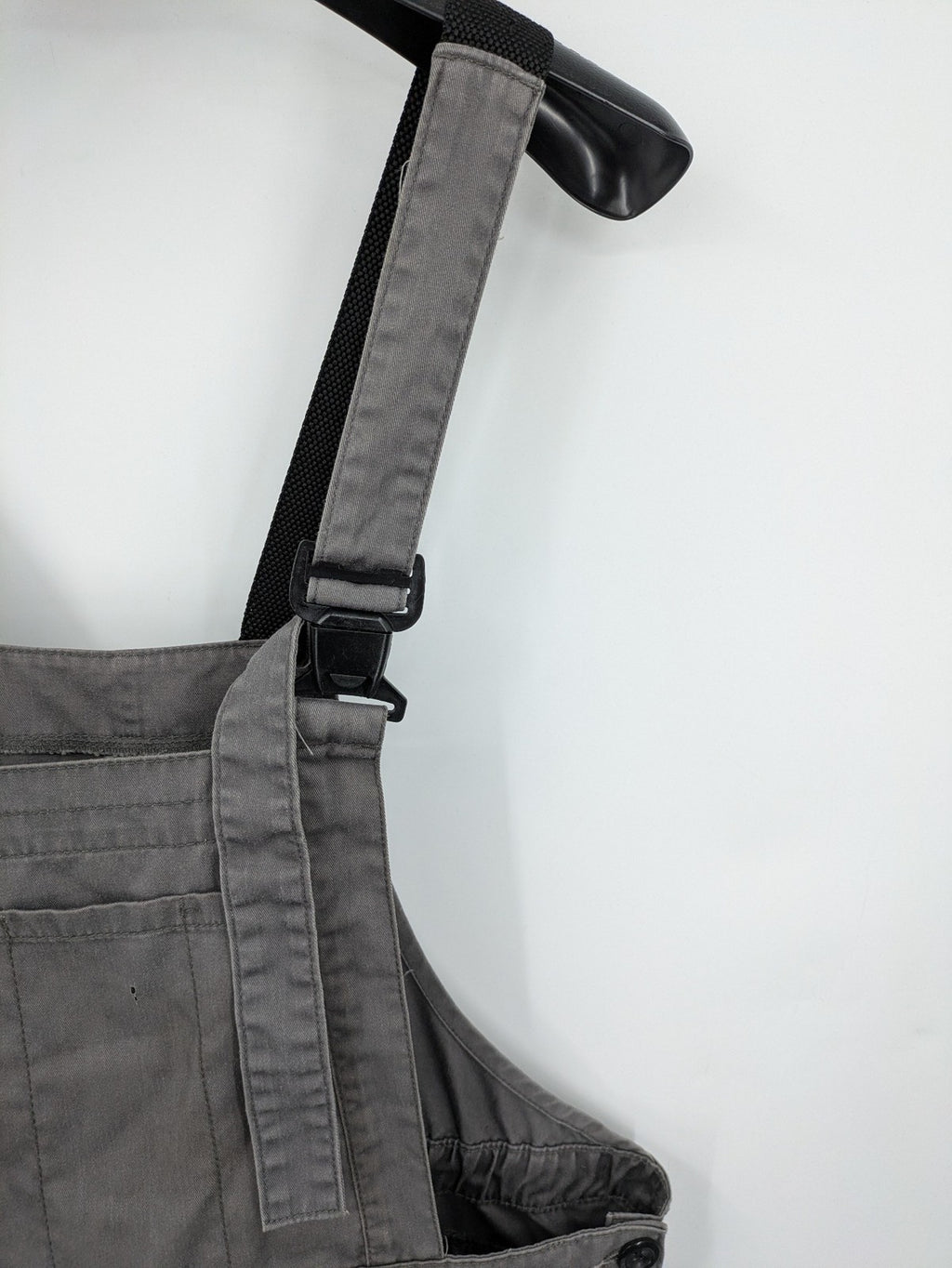 Herren Latzhose grey with black accents, multiple cargo pockets, durable polyester-cotton blend.