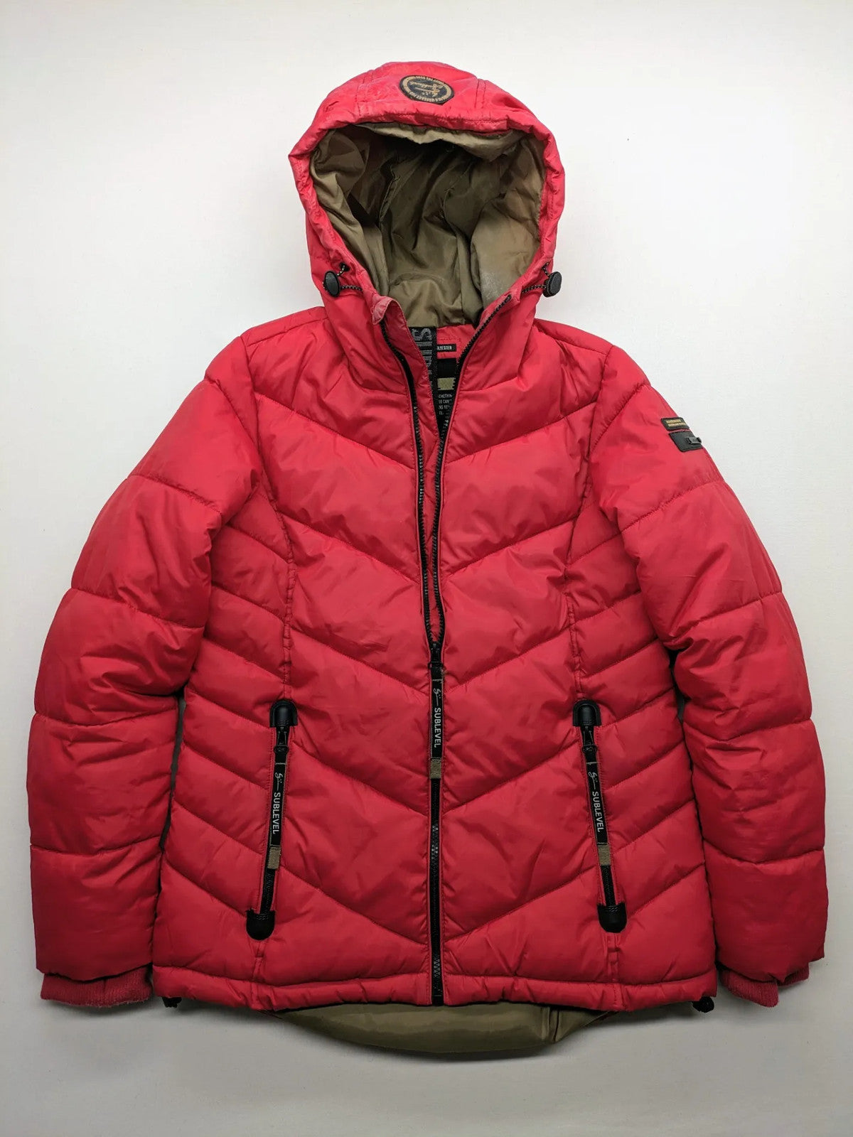 Sublevel red puffer jacket size S, chevron quilted pattern, adjustable hood, recycled polyester lining.