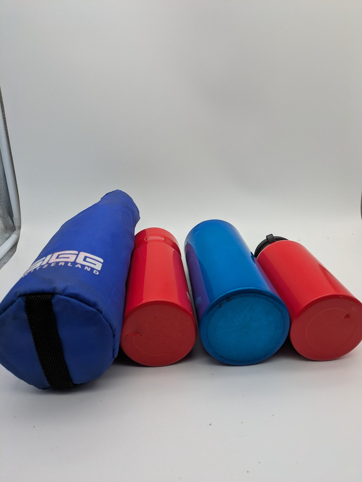 SIGG blue thermos set with red accents, durable aluminum, stylish outdoor design.