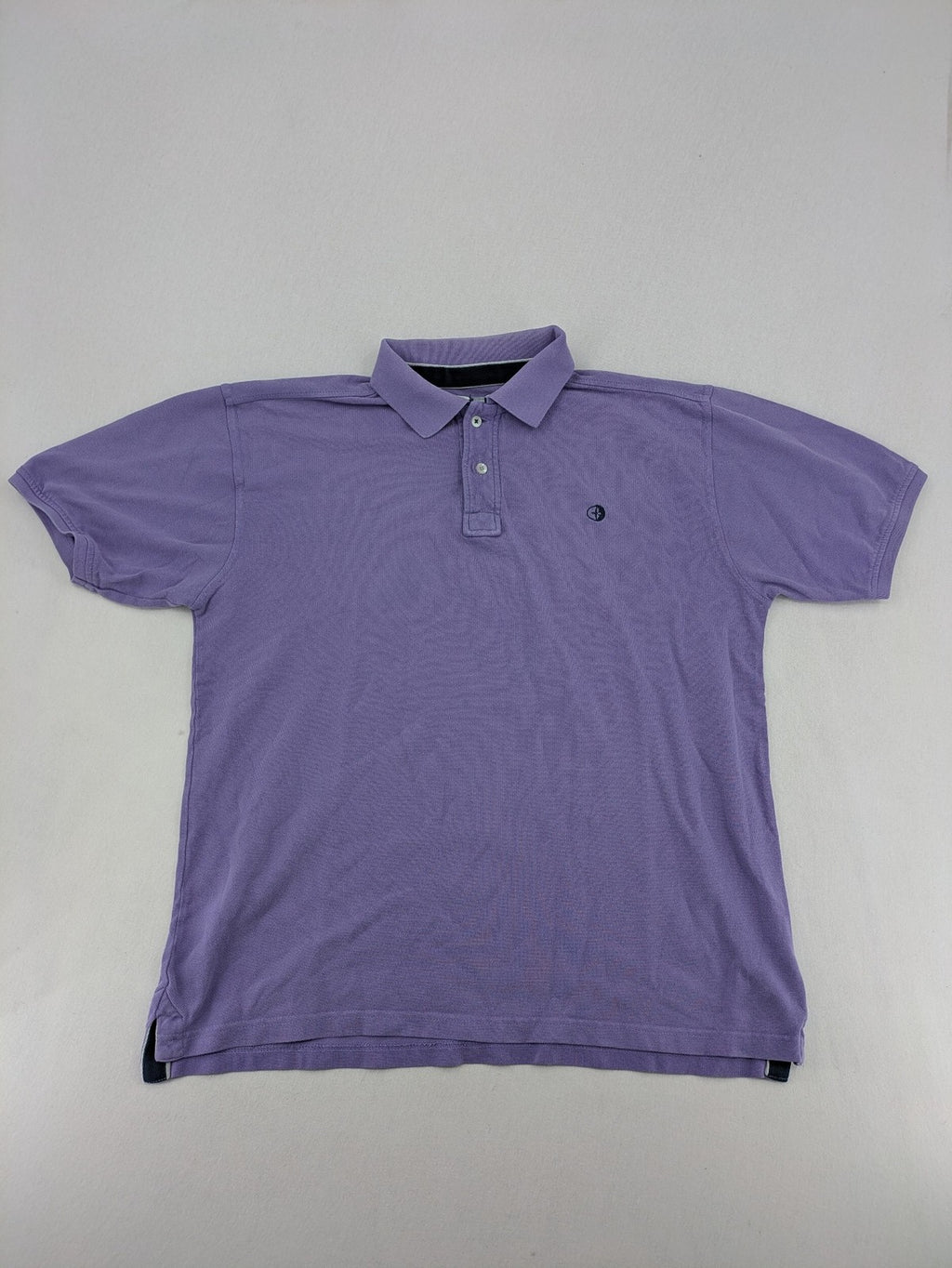Arqueonautas purple polo shirt, short sleeves, embroidered logo, 100% cotton.